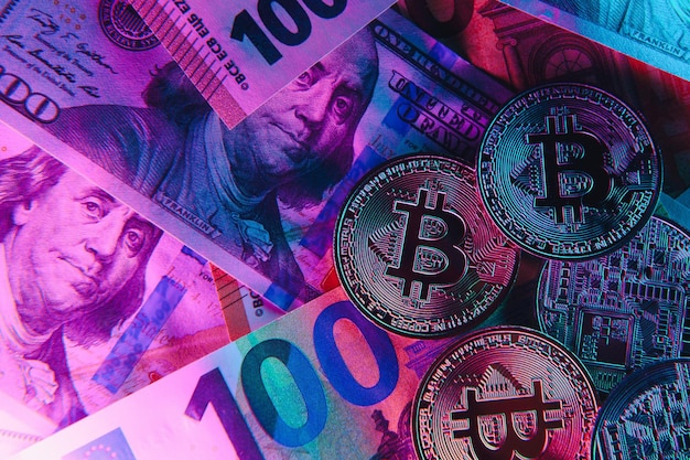 Bitcoin na tle banknotów euro w dolarach amerykańskich Elektroniczny zdecentralizowany kurs wymiany pieniędzy i wzrost kryptowaluty