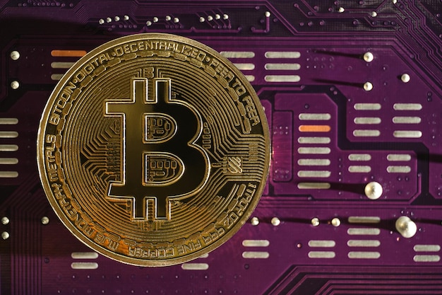 Bitcoin na tle obwodu elektronicznego płyty głównej komputera