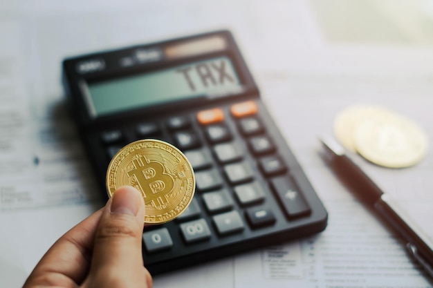 Bitcoin W Rękach Biznesmena Przyszłe Odliczenia Podatku Od Kryptowalut I Technologii