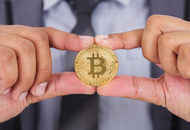 Bitcoin w ręku człowieka biznesu