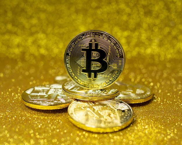 Bitcoin. Waluta kryptograficzna Złoto Bitcoin, BTC. Zdjęcia makro monet Bitcoin. Technologia Blockchain, koncepcja wydobywania bitcoinów.