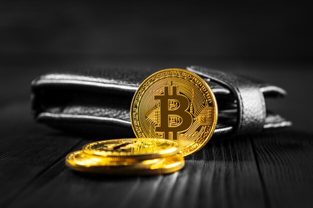 Bitcoin z dolarem na kiesy odosobnionym czerni