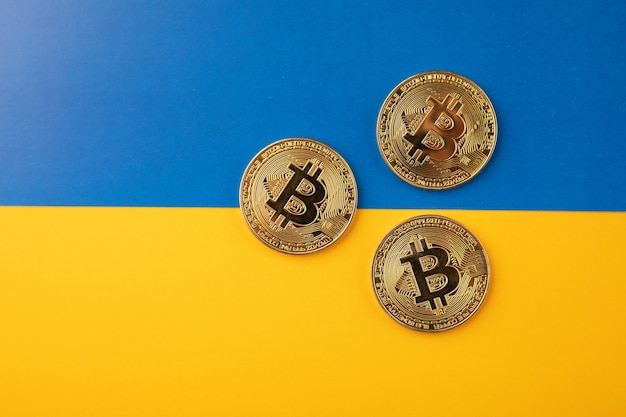 Bitcoin z flagą Ukrainy niebieskim i żółtym tłem