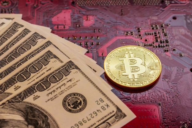 Zdjęcie bitcoin z mikroukładami na płytce drukowanej, wirtualna kryptowaluta, mining golden, technologia blockchain.