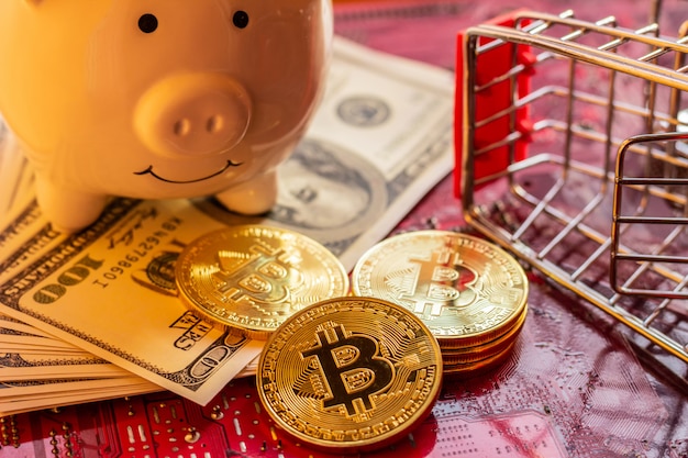 Zdjęcie bitcoin z mikroukładami na płytce drukowanej, wirtualna kryptowaluta, mining golden, technologia blockchain.