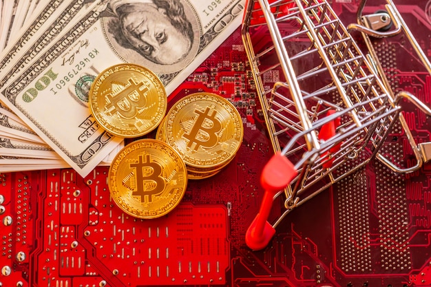 Bitcoin z mikroukładami na płytce drukowanej, wirtualna kryptowaluta, Mining golden, technologia blockchain.