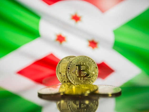 Bitcoin złota moneta i nieostre flaga tła Burundi. Koncepcja wirtualnej kryptowaluty.