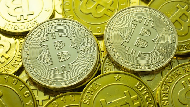 Bitcoin złota moneta na ciemnej mapie