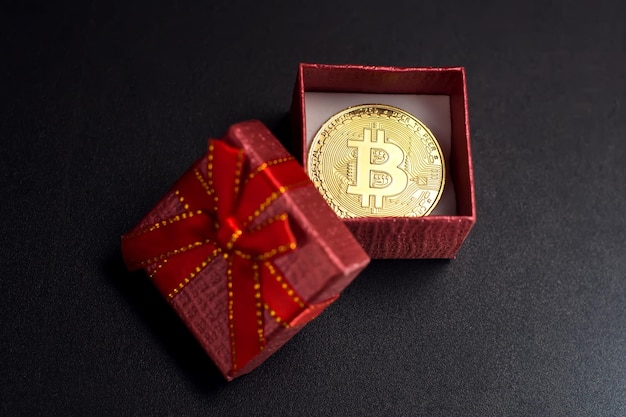 Bitcoin złota moneta w pudełku prezentowym koncepcja kryptowaluty najlepszym prezentem