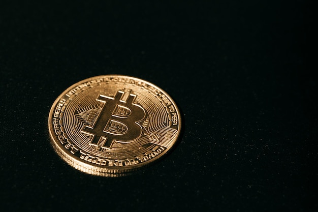 Bitcoin Złoty bitcoin na białym tle na ciemnym tle