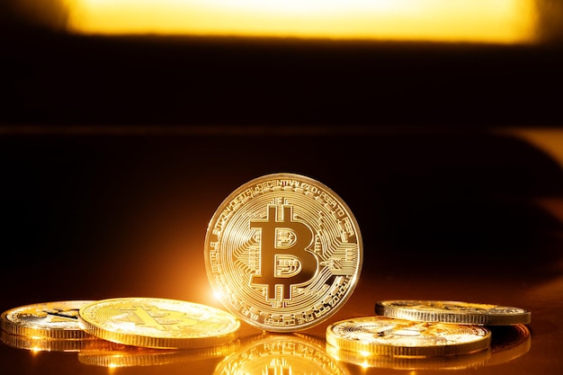 Bitcoinowe monety złota na czarnym tle