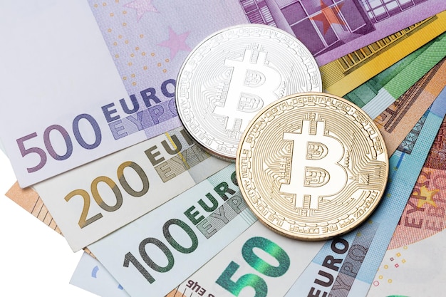 Bitcoiny na tle banknotów Zdjęcie w wysokiej rozdzielczości
