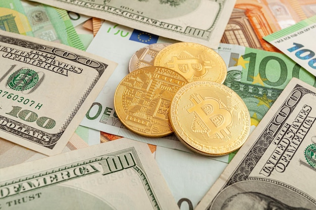 Bitcoiny na tle tekstury euro i dolarów