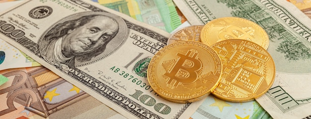 Bitcoiny na tle tekstury panoramy euro i dolarów