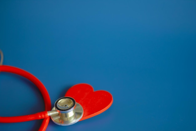 Biurko lekarzy w gabinecie kliniki Stetoskop układanki recepty na serce na stole