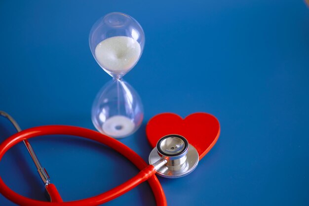 Biurko lekarzy w gabinecie kliniki Układanka stetoskopowych recept na serce na stole
