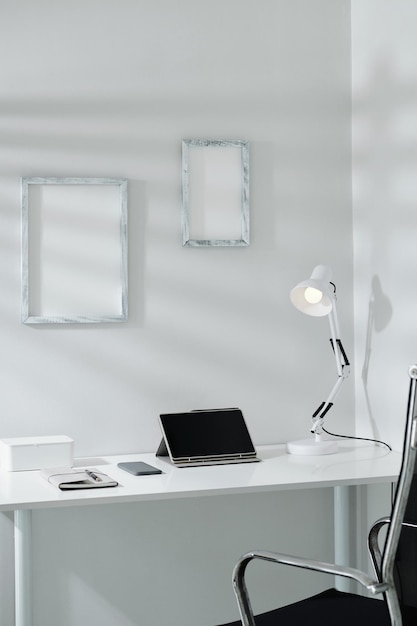 Biuro domowe w stylu minimalistycznym