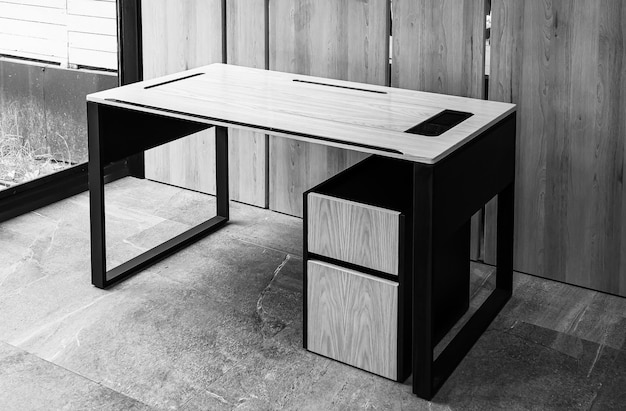Biuro dyrektora z dużym drewnianym stołem Projekt wnętrz