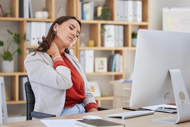 Zdjęcie biuro stresu lub kobieta z urazem szyi zmęczenie lub wypalenie w firmie lub firmie startowej problemy z postawą zmęczona dziewczyna lub kontuzjowana pracownica sfrustrowana lub zestresowana napięciem mięśni