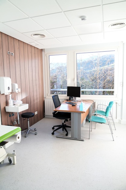 Zdjęcie biuro z łóżkiem medycznym i widokiem przez duże okno