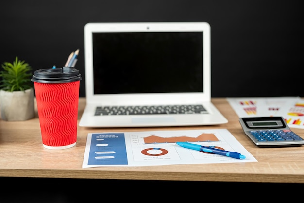 biurowe biurko z laptopem papierem diagram biznesowy mysz notatnik filiżanka kawy