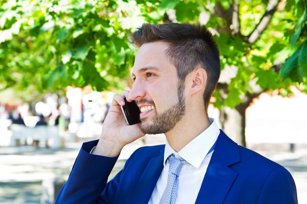 Biznes człowiek mówi przez telefon