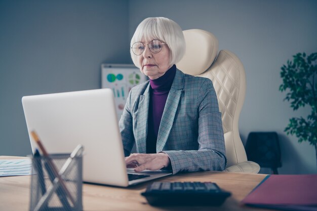 biznes dama przy biurku, pracując na swoim laptopie