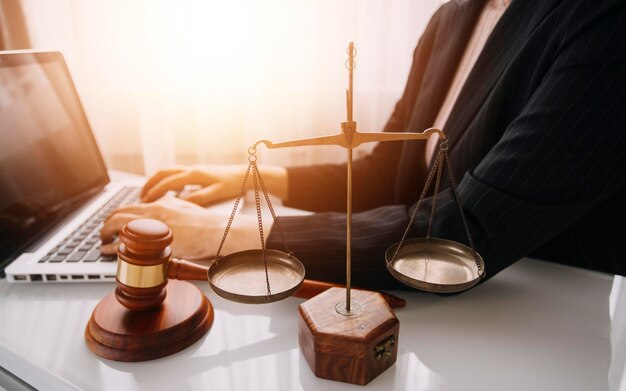 Biznes i prawnicy omawiają dokumenty kontraktowe z mosiężną skalą na biurku w biurze Doradztwo prawne w zakresie usług prawnych koncepcja sprawiedliwości i prawa