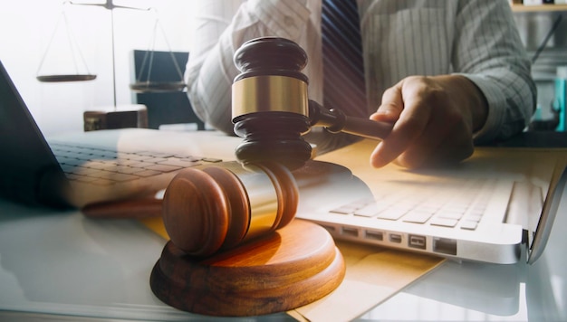 Biznes i prawnicy omawiają dokumenty kontraktowe z mosiężną skalą na biurku w biurze Doradztwo prawne w zakresie usług prawnych koncepcja sprawiedliwości i prawa