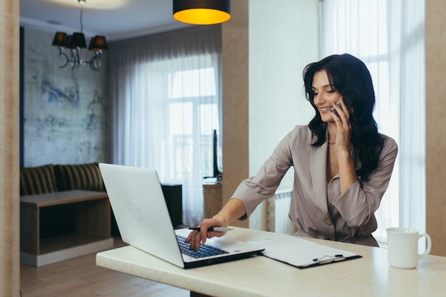 biznes kobieta praca online pobyt w domu praca laptop