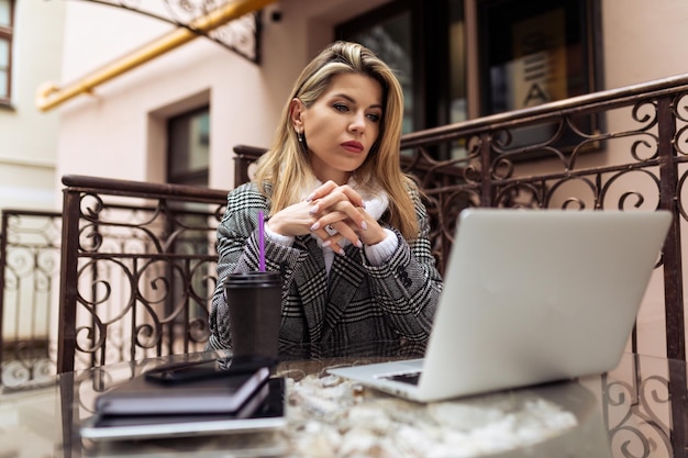 Biznes Kobieta Pracująca Zdalnie W Mieście Na Laptopie Zasady I Zasady Udanego Biznesu