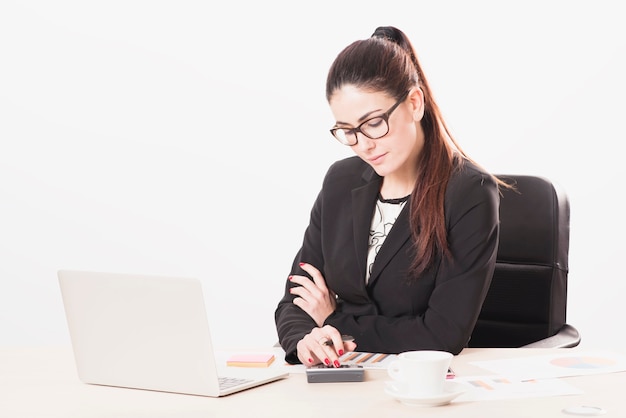 Biznes kobieta pracuje z dokumentem w biurze. Na białym tle