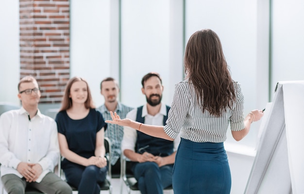 Zdjęcie biznes kobieta prowadzi seminarium dla swojego zespołu biznesowego