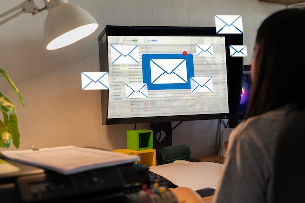 Biznes kobieta przedsiębiorca przy użyciu komputera, patrząc na ekran pracy w Internecie siedzieć w domu kobieta profesjonalny pracownik pisania wiadomości e-mail