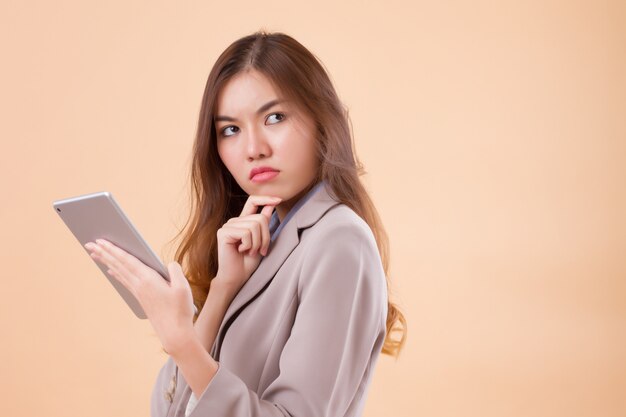 biznes kobieta przy użyciu komputera typu tablet patrząc w górę