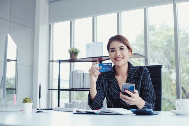 Biznes Kobieta Robi Zakupy Online Przez Telefon Komórkowy Za Pomocą Kart Kredytowych, Płacić Rachunki.