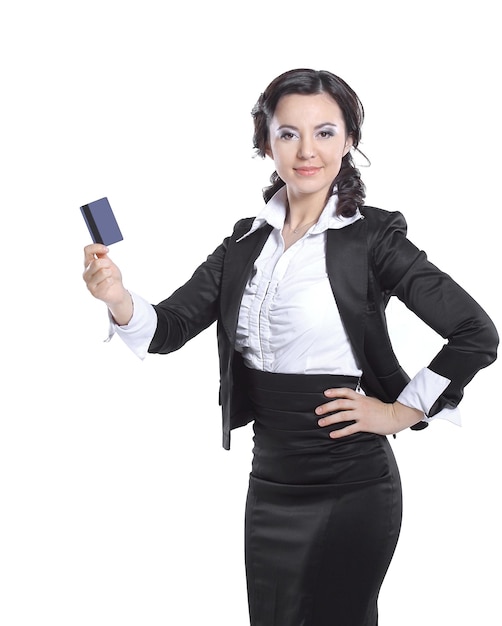 Biznes kobieta trzyma kartę kredytową na białym tle