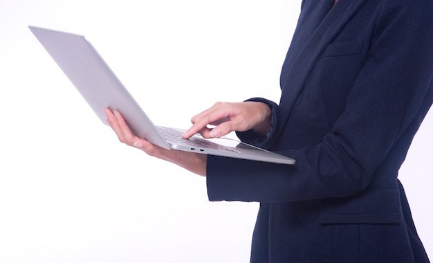 Biznes kobieta trzyma laptop na białym tle