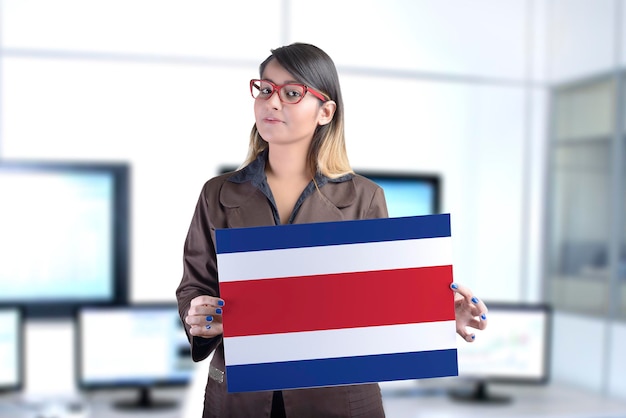 Biznes kobieta trzymająca flagę Kostaryki
