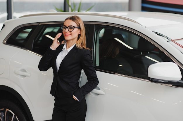 Biznes kobieta w koncepcji salonu auto kobiece kierowca