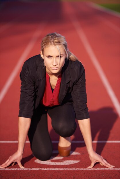 Biznes Kobieta W Pozycji Startowej Gotowa Do Biegu I Sprintu Na Torze Lekkoatletycznym