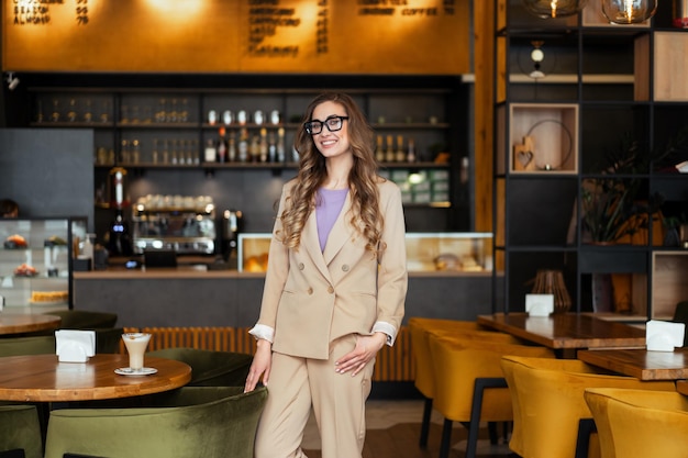 Biznes Kobieta Właściciel Restauracji Ubrana Eleganckie Spodnie Stojące W Restauracji Z Barem Tło Kaukaski Kobiece Okulary Osoba Biznesowa Wewnątrz