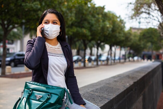 Biznes Kobieta Z Maską Siedzi Rozmawia Przez Telefon