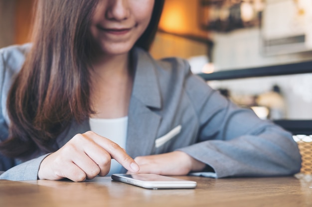 biznes kobieta za pomocą telefonu