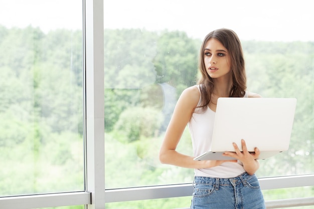 Biznes kobieta zajęta pracą na laptopie w biurze