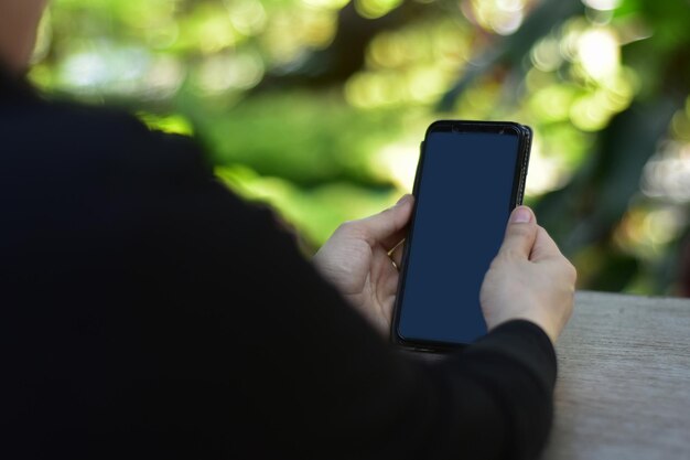 Biznes online to technologia. Dziewczyna bawiąca się przez telefon w wieku mediów społecznościowych.