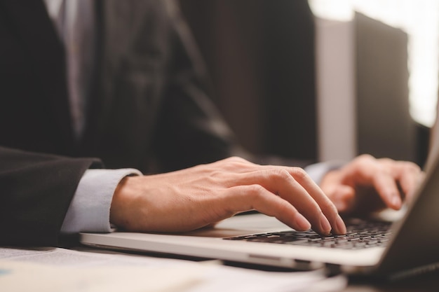 Biznes osoba ręce pisząc na klawiaturze komputera zbliżenie transparent biznesmen lub student za pomocą laptopa w domu online uczenie się marketingu internetowego praca z biura domowego w miejscu pracy freelancer