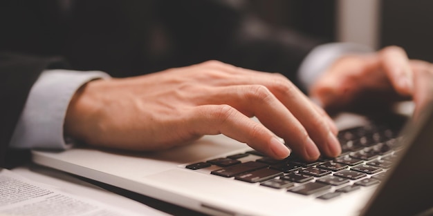 Zdjęcie biznes osoba ręce pisząc na klawiaturze komputera zbliżenie transparent biznesmen lub student za pomocą laptopa w domu online uczenie się marketingu internetowego praca z biura domowego w miejscu pracy freelancer