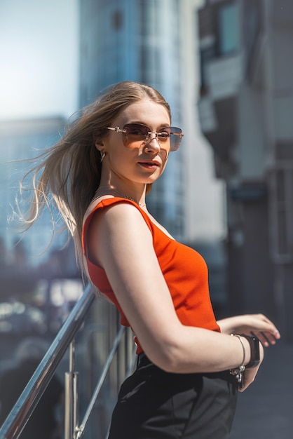 Biznes pewny sukcesu młody profesjonalny bizneswoman w garniturze stojący w pobliżu biurowca ze skrzyżowanymi rękami Koncepcja biznesowa Portret kobiety Kobieta jest szefem Kariera kobiet