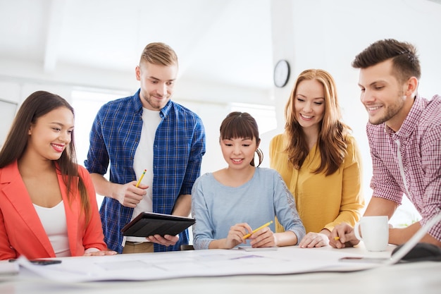 biznes, startup, edukacja i koncepcja ludzi - zespół kreatywnych architektów lub studenci z planem pracy w biurze